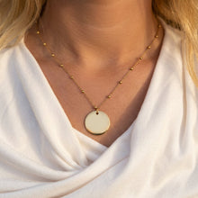 Load image into Gallery viewer, Collier Sequin doré en acier inoxydable – vue 1