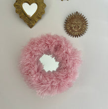 Charger l'image dans la galerie, Miroir froufrous rose pastel fait main au Maroc – vue 3