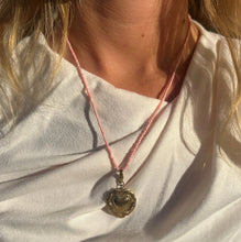 Charger l'image dans la galerie, Collier Cœur sacré doré en acier inoxydable – vue 2