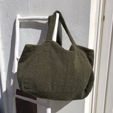 Charger l'image dans la galerie, Cabas oversize kaki en bouclette