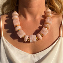 Charger l'image dans la galerie, Collier Camélia doré en acier inoxydable – vue 3
