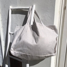 Charger l'image dans la galerie, Cabas oversize greige en tissu chevron