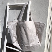 Charger l'image dans la galerie, Cabas oversize greige en tissu chevron