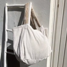 Charger l'image dans la galerie, Cabas oversize écru et rosé en velours côtelé