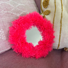 Charger l'image dans la galerie, Miroir froufrous rose fluo fait main au Maroc – vue 4