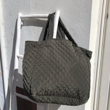 Charger l'image dans la galerie, Cabas oversize kaki matelassé