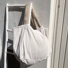 Charger l'image dans la galerie, Cabas oversize écru et rosé en velours côtelé