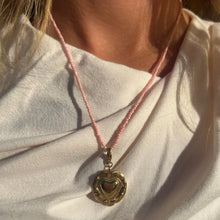 Charger l'image dans la galerie, Collier Cœur sacré doré en acier inoxydable – vue 1
