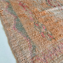 Charger l'image dans la galerie, Tapis Boujaad vintage corail pastel | 2,60x1,45m