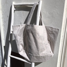 Charger l'image dans la galerie, Cabas oversize greige en tissu chevron
