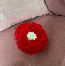 Charger l'image dans la galerie, Miroir froufrous rouge fait main au Maroc – vue 1