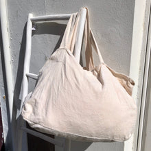 Charger l'image dans la galerie, Cabas oversize écru en velours côtelé