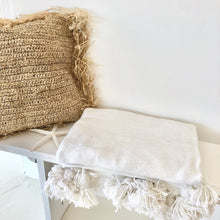 Charger l'image dans la galerie, Plaid à pompons | Blanc