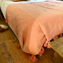 Charger l'image dans la galerie, Plaid à pompons rose saumon