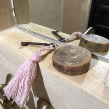 Charger l'image dans la galerie, Savon naturel | Exfoliant aux Pétales de rose