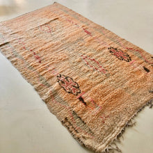 Charger l&#39;image dans la galerie, Tapis Boujaad vintage corail pastel | 2,60x1,45m
