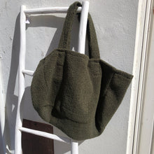 Charger l&#39;image dans la galerie, Cabas oversize kaki en bouclette
