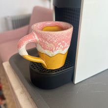 Load image into Gallery viewer, Tasse à café rose et moutarde | Anse
