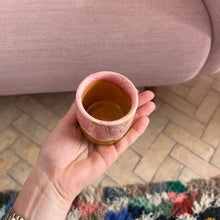 Charger l'image dans la galerie, Tasse à café rose et moutarde
