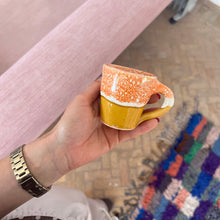 Charger l'image dans la galerie, Tasse à café orange et moutarde | Anse
