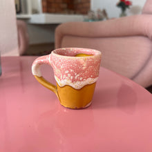Load image into Gallery viewer, Tasse à café rose et moutarde | Anse
