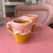 Load image into Gallery viewer, Tasse à café rose et moutarde | Anse
