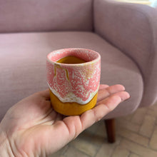 Charger l'image dans la galerie, Tasse à café rose et moutarde
