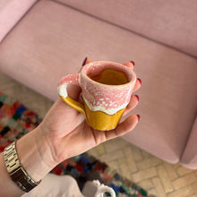 Load image into Gallery viewer, Tasse à café rose et moutarde | Anse
