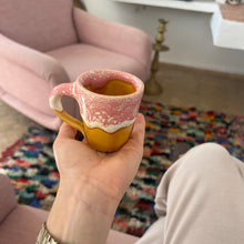 Load image into Gallery viewer, Tasse à café rose et moutarde | Anse

