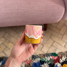 Charger l'image dans la galerie, Tasse à café rose et moutarde
