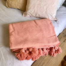 Charger l&#39;image dans la galerie, Plaid à pompons rose saumon
