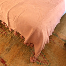 Charger l&#39;image dans la galerie, Plaid à pompons rose saumon
