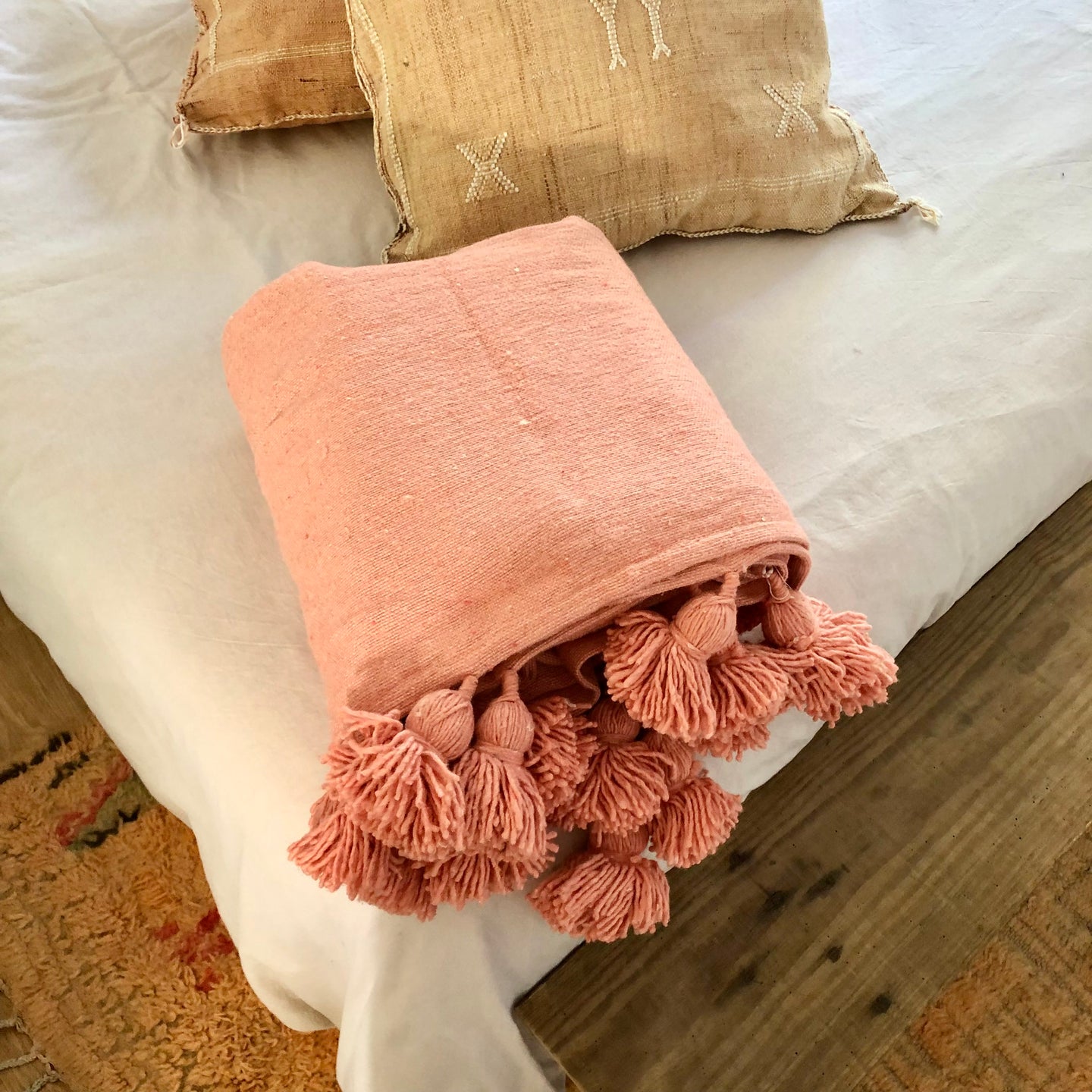 Plaid à pompons rose saumon