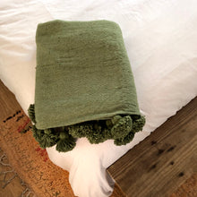 Charger l'image dans la galerie, Plaid à pompons | Vert olive
