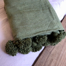 Charger l'image dans la galerie, Plaid à pompons | Vert olive
