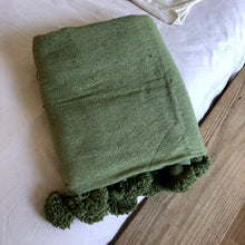 Charger l'image dans la galerie, Plaid à pompons | Vert olive
