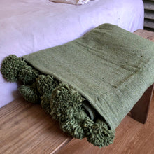 Charger l'image dans la galerie, Plaid à pompons | Vert olive
