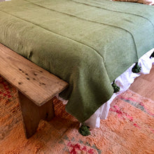 Charger l'image dans la galerie, Plaid à pompons | Vert olive
